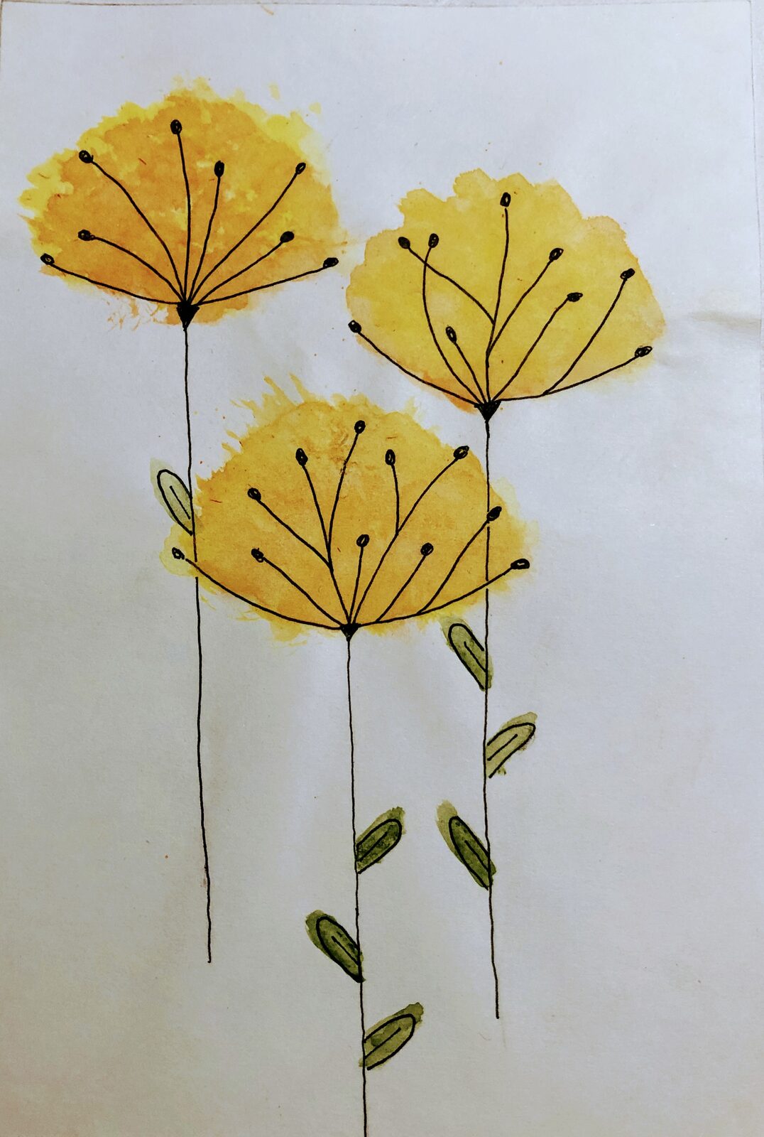 Två gula blommor på stjälkar
