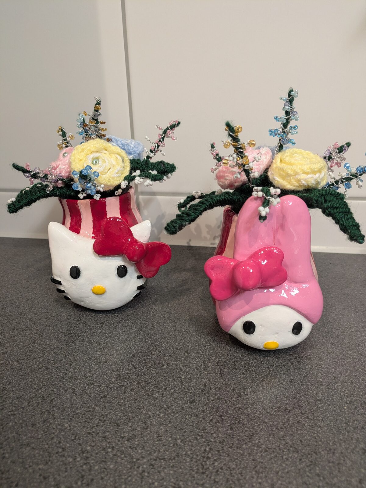 Två sjöjungfrufigurer med rosa och blått hår