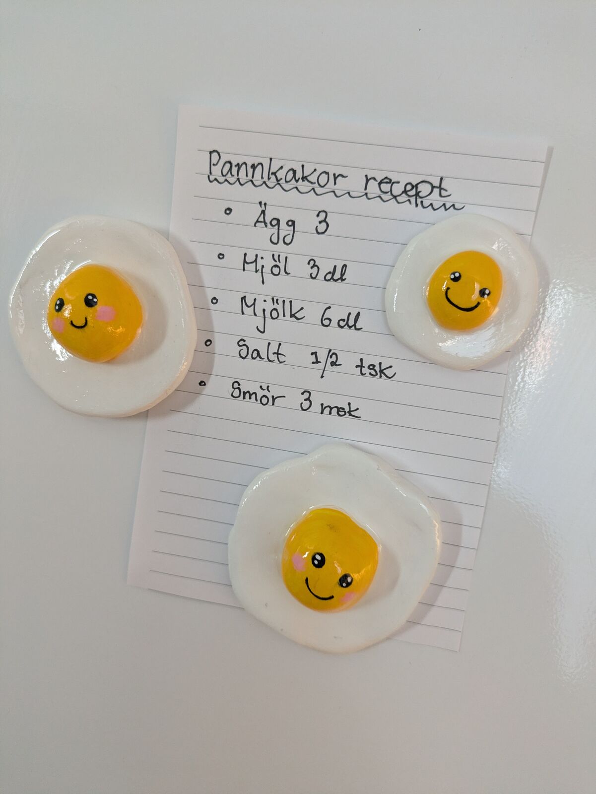 Keramikägg med leenden och ett recept på pannkakor