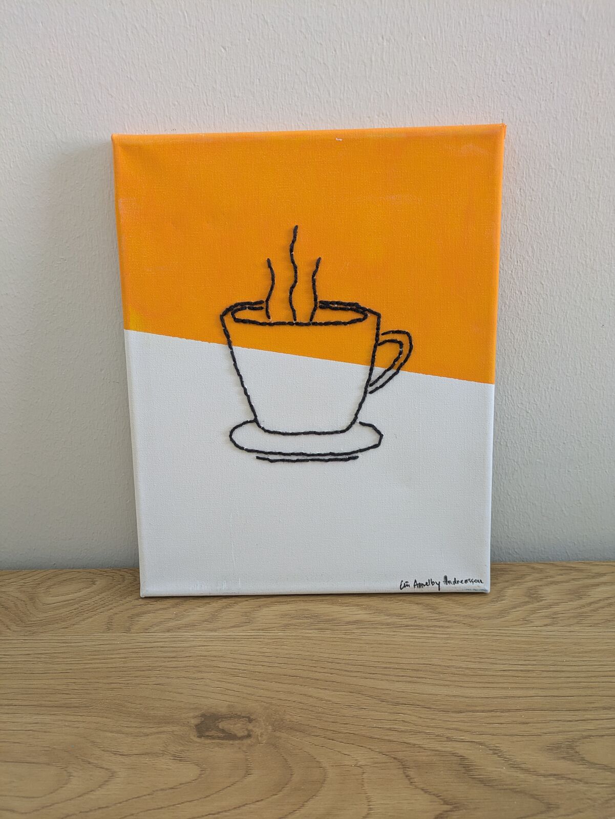 Kaffekopp med ånga på ett orange kort