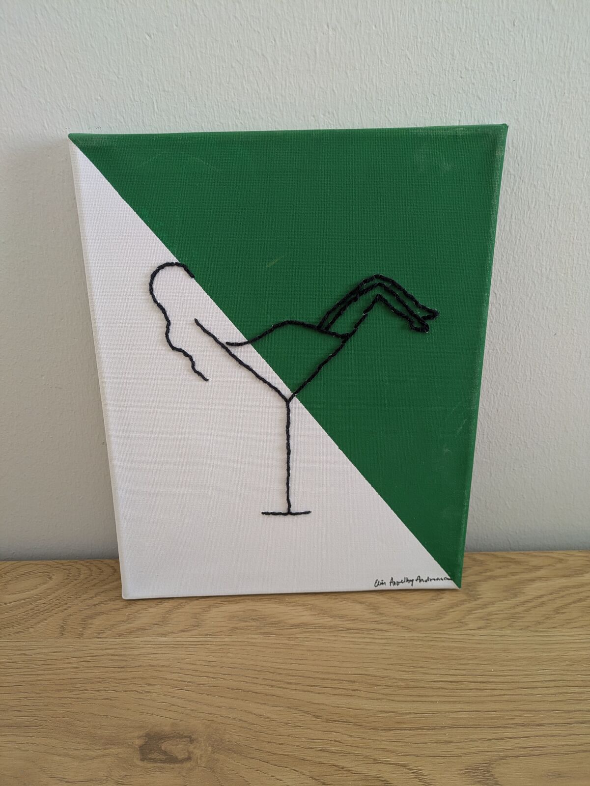 Ett kvinnligt ansikte med utsläppt hår som bildar ett glas